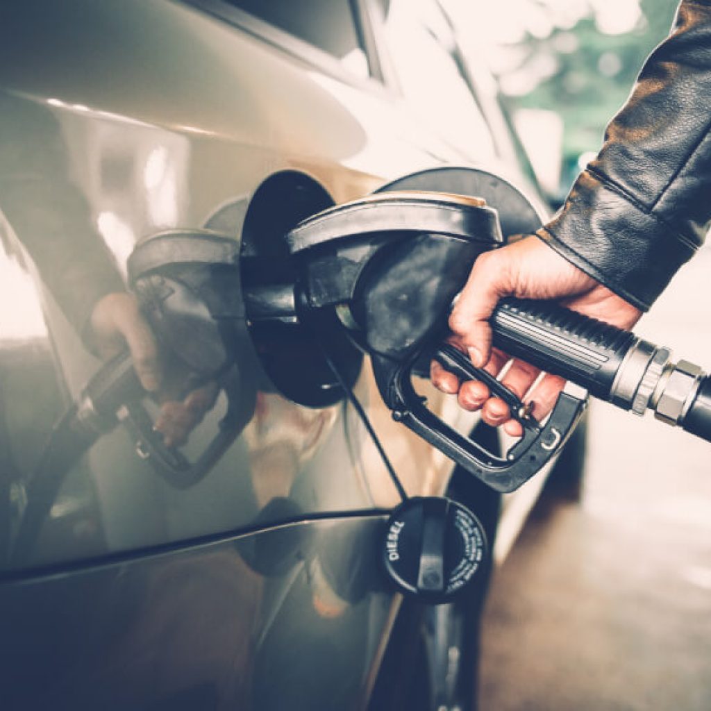 Como economizar gasolina quando ela está acabando?